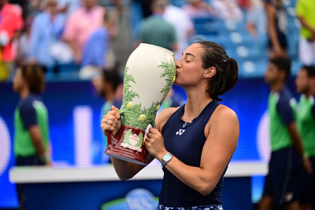 Caroline Garcia kissing championship trophy