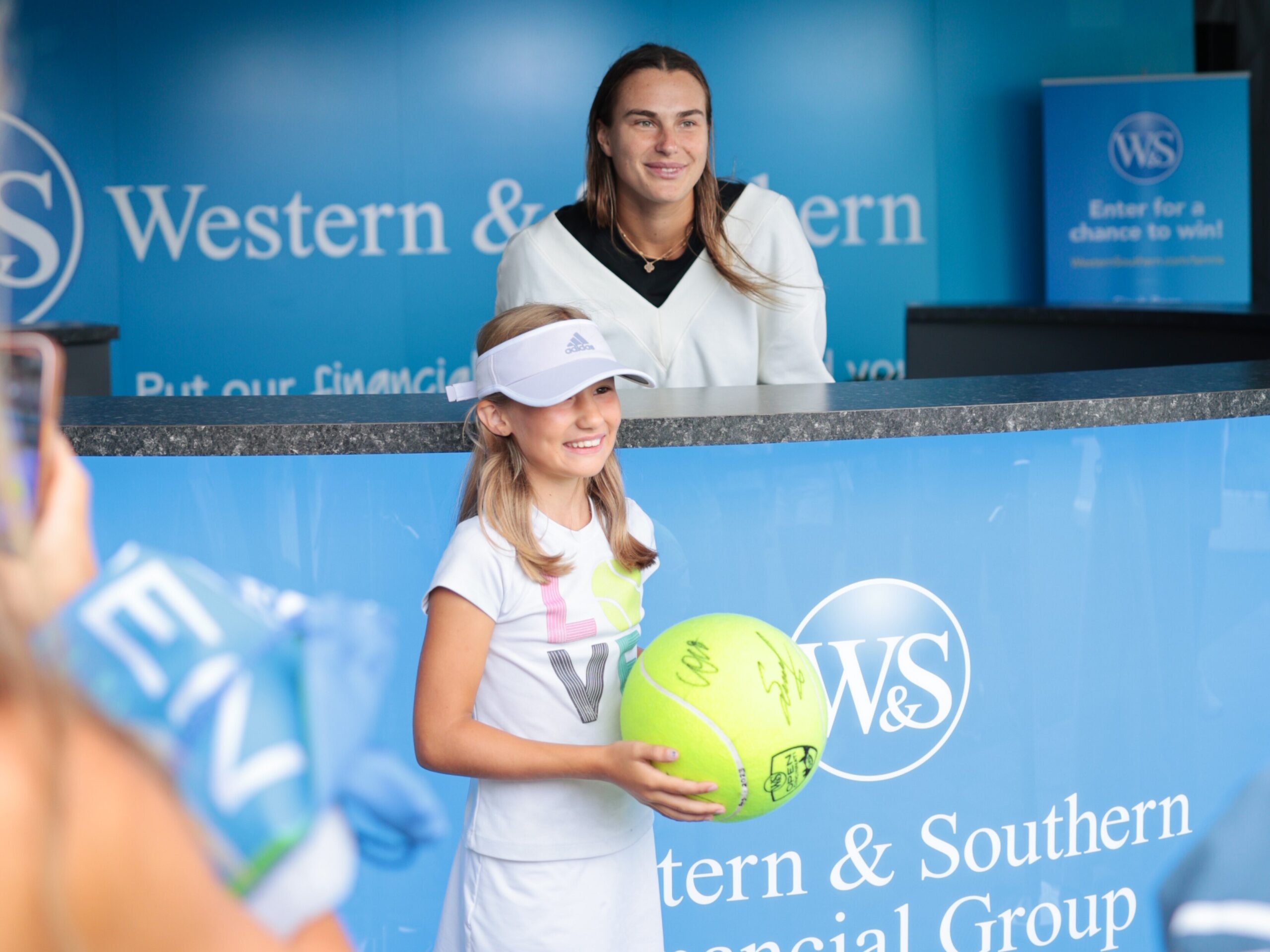 Aryna Sabalenka posing with fan