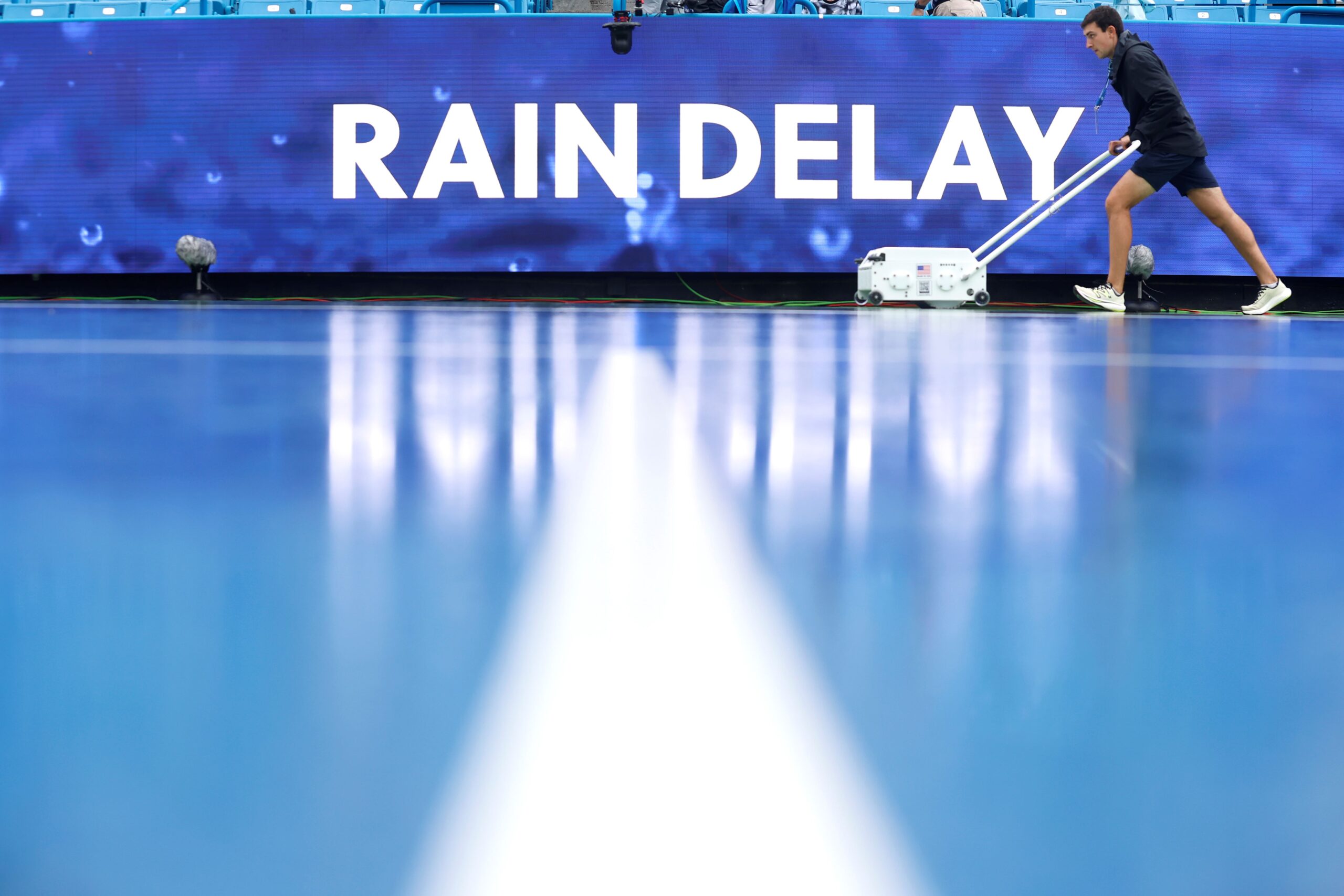 Rain delay on court