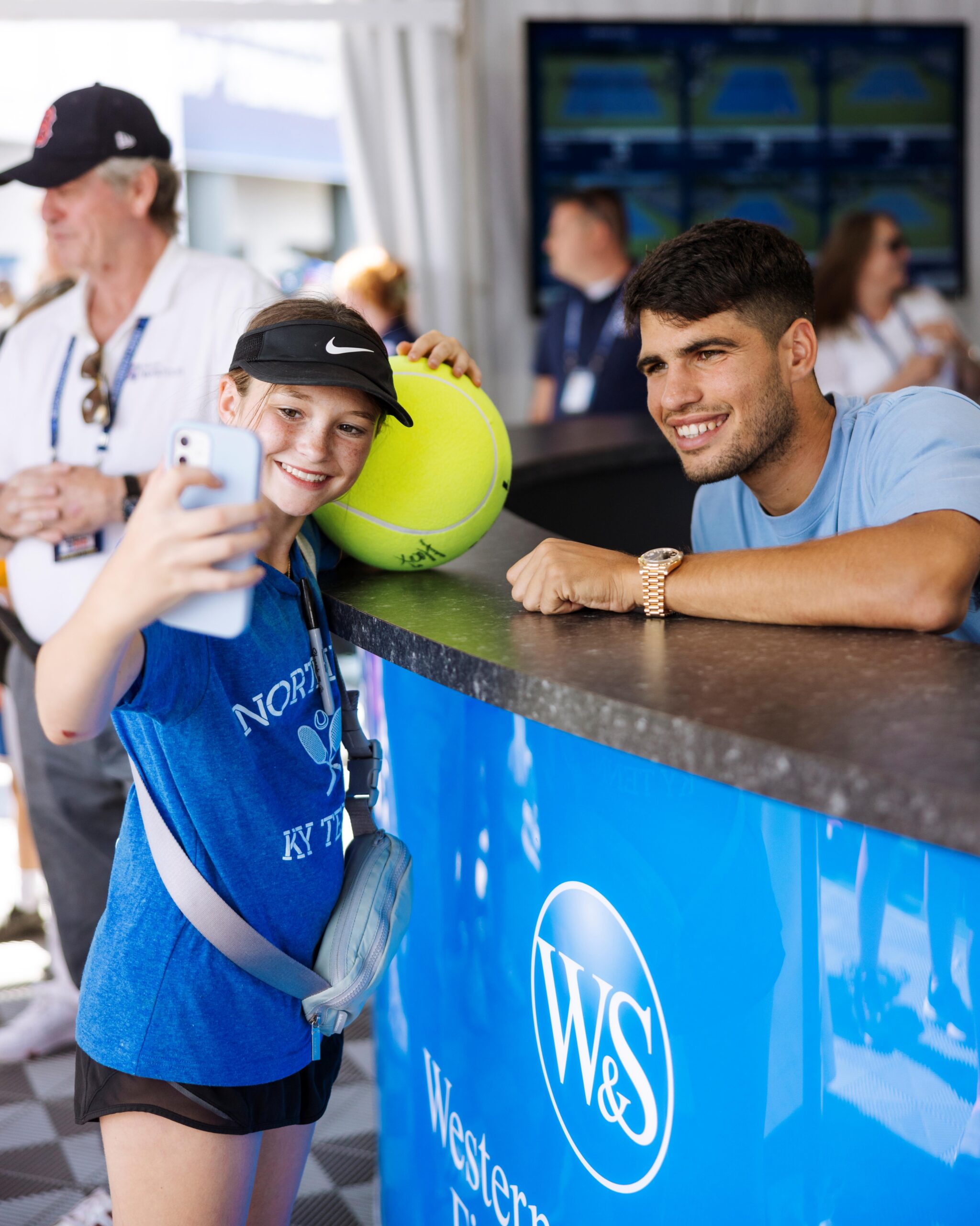 Girl takes selfie with Carlos Alcaraz