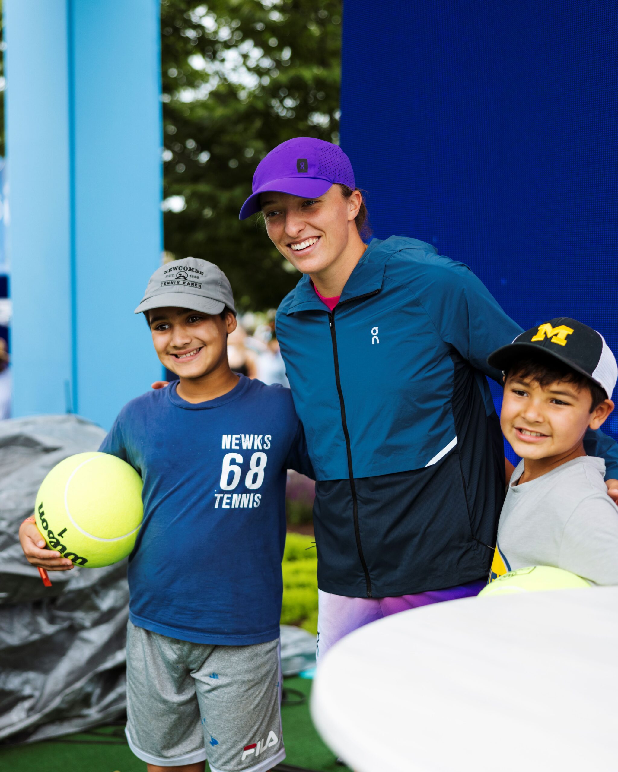 Iga Swiatek poses with children