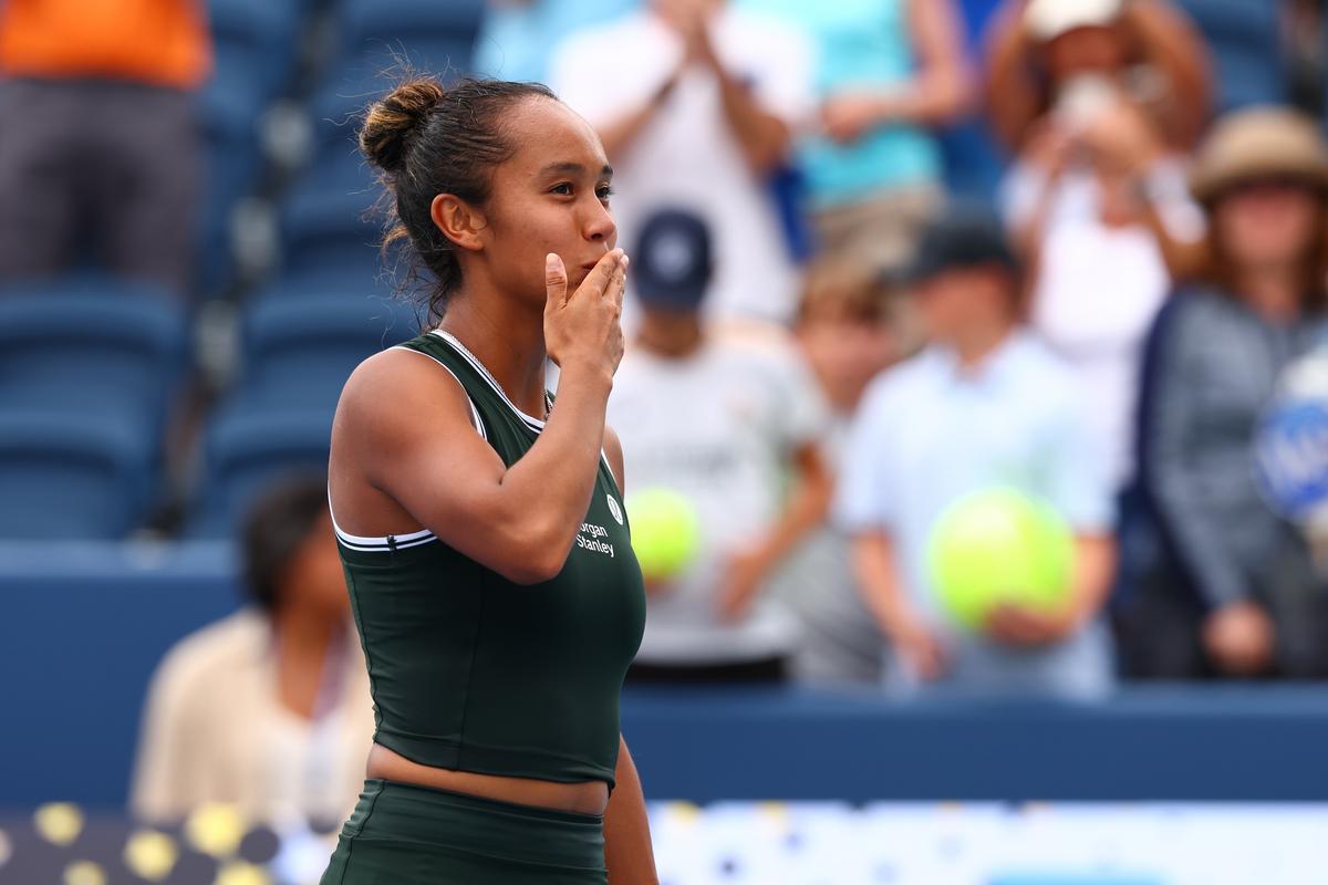 tennis player sending kiss to crowd