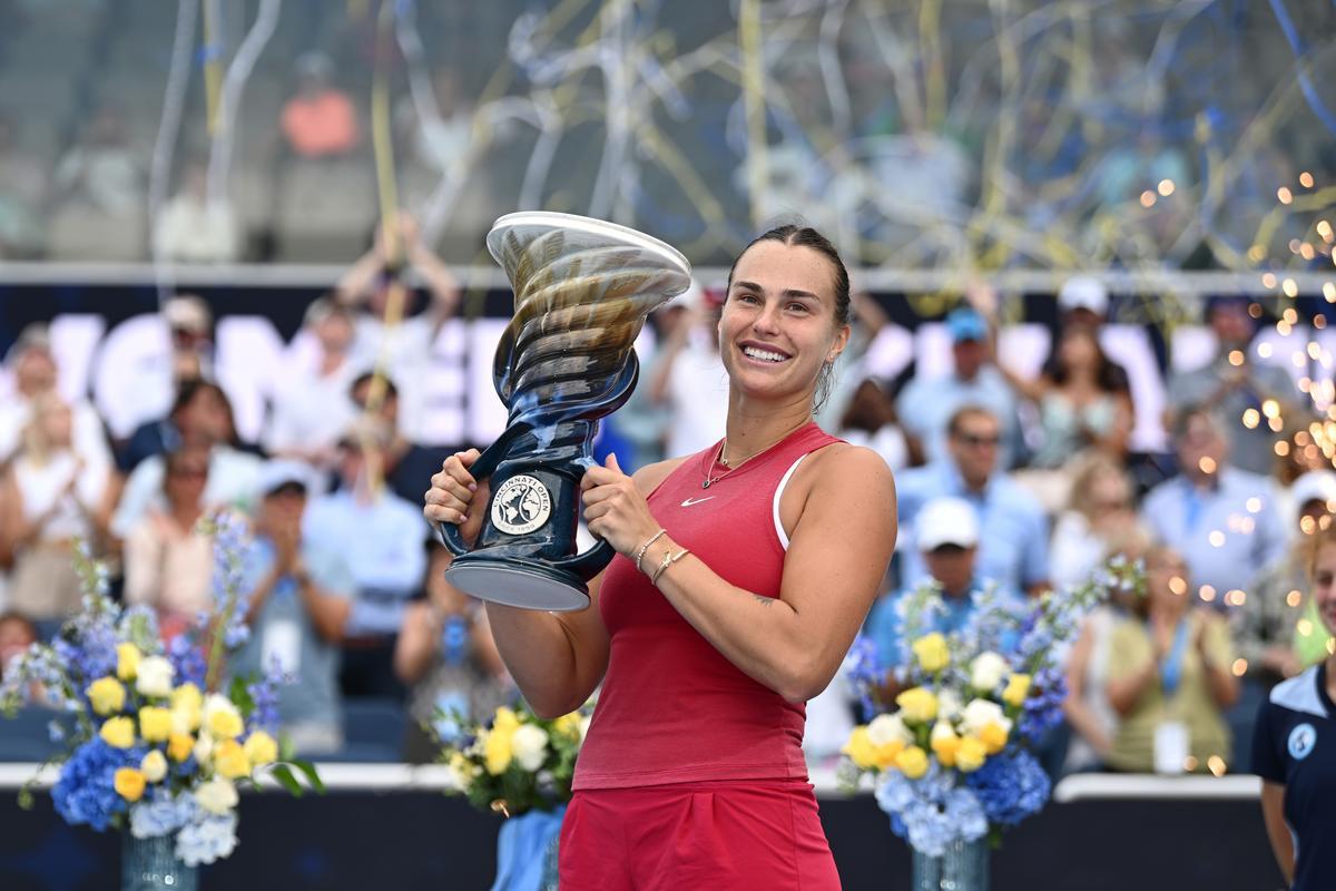 aryna sabalenka trophy ceremony