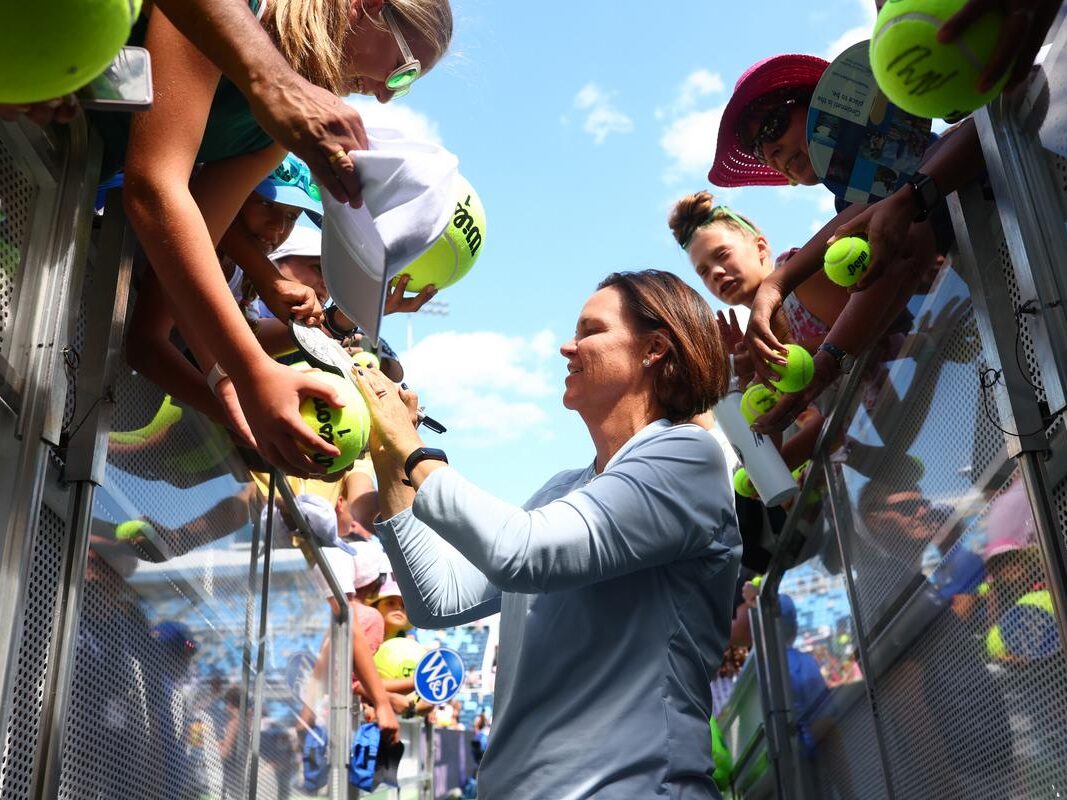 Linsday Davenport signs autographs