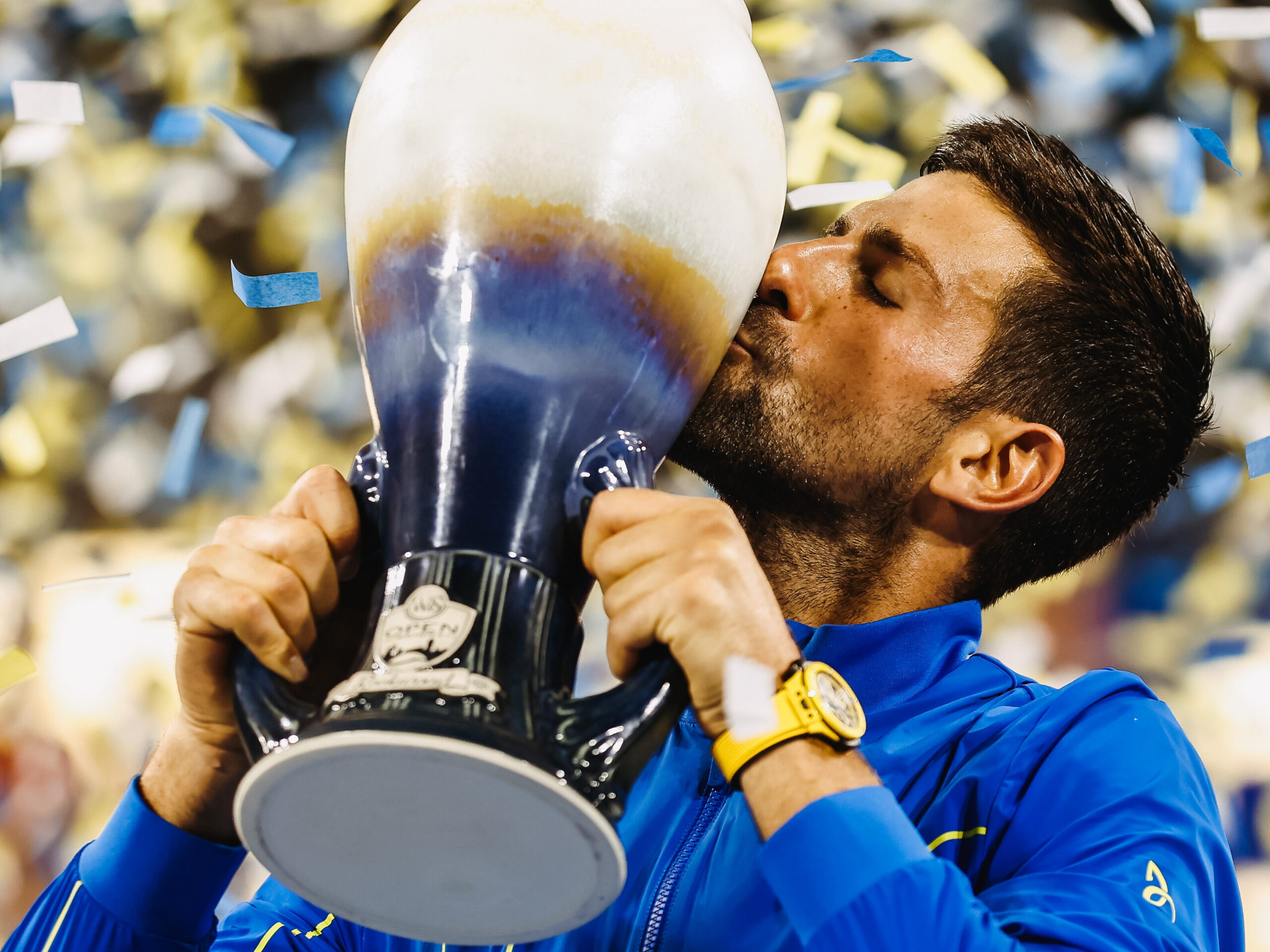 novak djokovic kissing Cincinnati Open trophy
