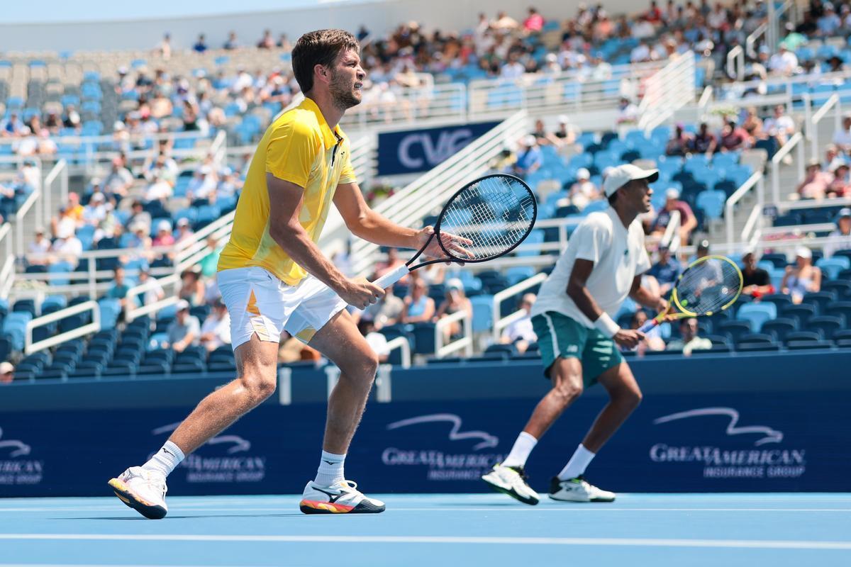 Julian Cash and Lloyd Glasspool on a tennis court