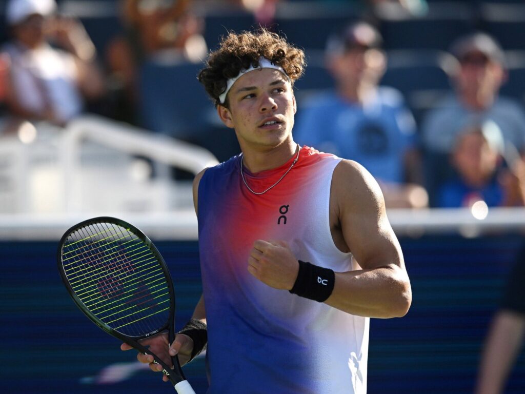 Ben Shelton playing at the Cincinnati Open, pumps his fist