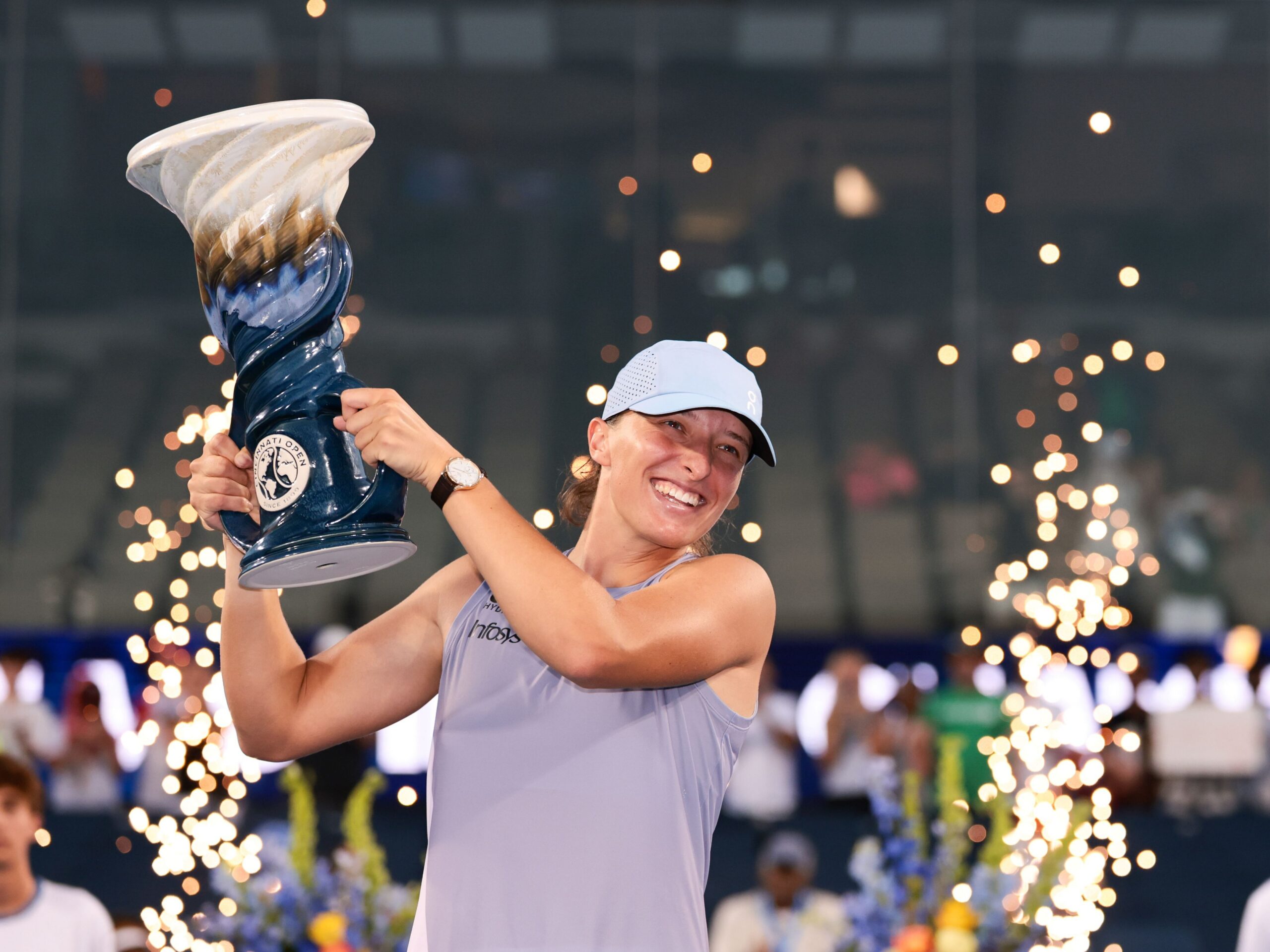 Iga Swiatek holding the trophy